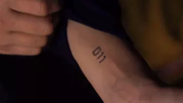 011 Tattoo sur le bras d’Eleven (Millie Bobby Brown) vu dans la série télévisée Stranger Things (Saison 1 Episode 1)