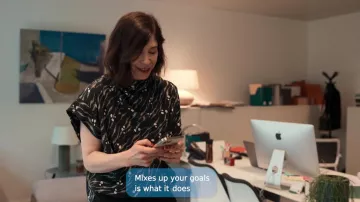 Chemisier imprimé noir Isabel Marant porté par Zelda (Carrie Brownstein) vu dans la série télévisée Irma Vep (S01E04)