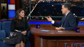Ted baker Floral Print Black Skirt porté par Alexandria Ocasio-Cortez dans The Late Show avec Stephen Colbert