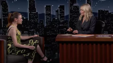 Robe Prosciutto imprimée serpent et body Cain Top porté par Joey King comme vu dans Jimmy Kimmel Live!