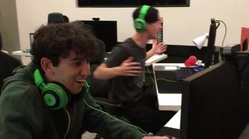 Casque de jeu Razer Kraken en vert utilisé par Creamcheese (Misha Brooks) comme vu dans Players (S01E06)