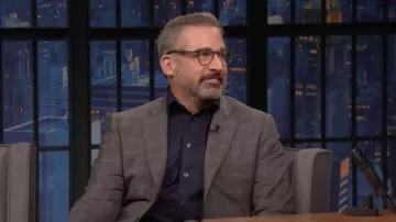 Chemise formelle bleu marine portée par Steve Carell comme on le voit dans Late Night with Seth Meyers