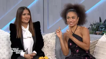 Chaqueta Balanciaga Black Velvet Blazer usada por Salma Hayek en The Kelly Clarkson Show