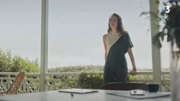 La combinaison noire et blanche portée par Elisa (Elisa Erka) dans Plus belle la vie (Saison 18 Episode 4570)