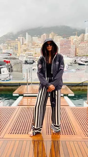 Le pantalon rayé porté par Nina Dobrev sur son compte Instagram @nina