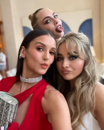 El vestido largo rojo calado que lució Nina Dobrev en su cuenta de Instagram @nina
