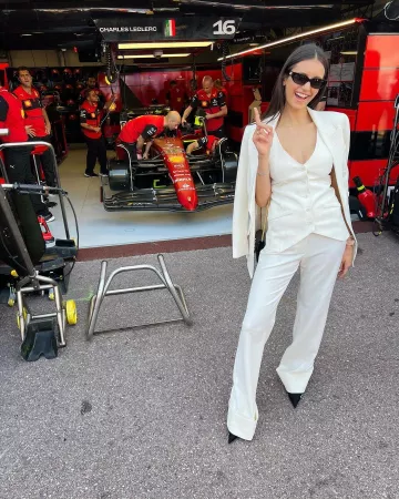 El conjunto blanco de Smythe que lució Nina Dobrev en su cuenta de Instagram @nina