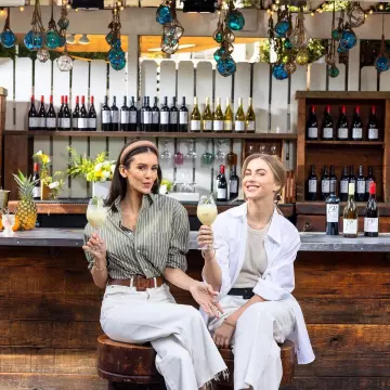 Le pantalon blanc et la chemise rayée portés par Nina Dobrev sur son compte Instagram @freshvinewine