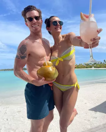 Le bikini jaune porté par Nina Dobrev sur son compte Instagram @nina
