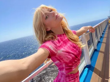 El vestido Tie and Dye Superdown usado por Katherine McNamara en su cuenta de Instagram @kat.mcnamara