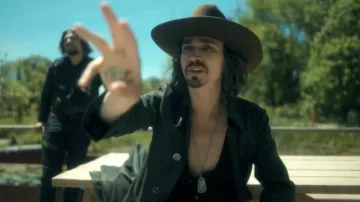 El sombrero marrón usado por Klaus Hargreeves (Robert Sheehan) en la serie Umbrella Academy (Temporada 3 Episodio 1)