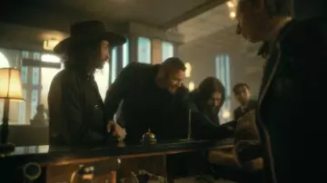 El sombrero marrón usado por Klaus Hargreeves (Robert Sheehan) en la serie Umbrella Academy (Temporada 3 Episodio 1)