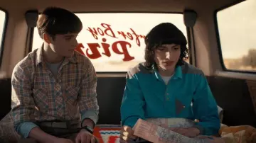 Polo Azul lago usado por Mike Wheeler (Finn Wolfhard) como se ve en el programa de televisión Stranger Things (S04E08)