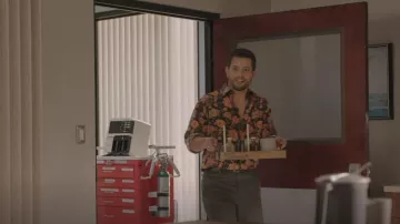 Tom Ford Floral Dress Shirt porté par Sam Jones (Rafael de la Fuente) tel que vu dans les tenues de la série télévisée Dynasty (Saison 5 Episode 1)