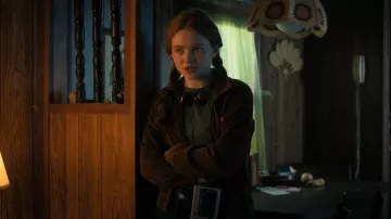 Sony Re­al­is­tic No­va 45 Head­phones used by Max Mayfield (Sadie Sink) as seen in Stranger Things (S04E08)