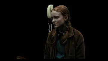 Chaqueta de pana recortada en marrón usada por Max Mayfield (Sadie Sink) como se ve en el vestuario del programa de televisión Stranger Things (S04E08)