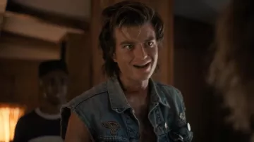 Levi's Den­im Jay­den Truck­er Vest worn by Steve Harrington (Joe Keery) as seen in Stranger Things TV series outfits (S04E08)