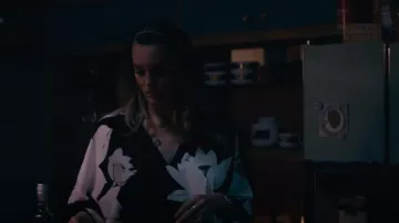 Natori Lo­tus Caf­tan worn by Janine 'Smurf' Cody (Ellen Barkin) as seen in Animal Kingdom (S06E01)