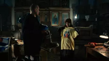 Hulk Hogan Yellow Tee of Joyce Byers (Winona Ryder) as seen in Stranger Things (S04E09)