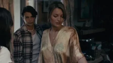 Josie Natori Cape-Sleeve Silk Caftan usado por Angela (Emily Deschanel) como se ve en Animal Kingdom (S06E01)