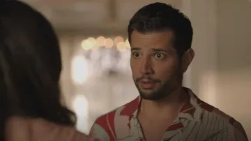 Efab Short-Sleeve Print Shirt porté par Sam Jones (Rafael de la Fuente) comme vu dans Dynasty (S05E01)