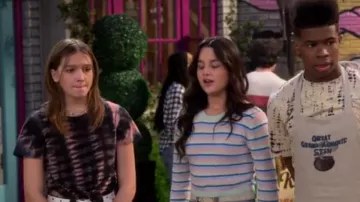 Sanctuary Perfect Knot Tie-Dyed T-Shirt usada por Presley (Jayden Bartels) como se ve en Side Hustle (S02E05)