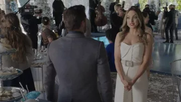 Ceinture en cuir riche en cristal Alessandra portée par Fallon Carrington (Elizabeth Gillies) vue dans Dynasty (S05E01)