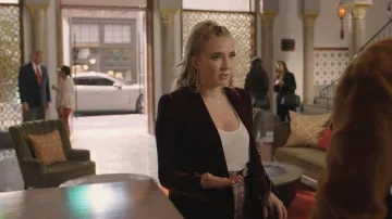 Saint Laurent Velvet Blazer porté par Amanda Carrington (Eliza Bennett) vu dans Dynasty (S05E01)