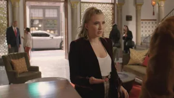 Veronica Beard Kaia Plaid Minijupe portée par Amanda Carrington (Eliza Bennett) vue dans Dynasty (S05E01)