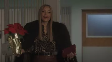 Dolce & Gabbana Chemise structurée à imprimé léopard portée par Dominique Deveraux (Michael Michele) vue dans Dynasty (S05E01)