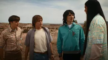 Wrangler Classics Straight Jean usado por Mike Wheeler (Finn Wolfhard) como se ve en Stranger Things (S04E08)