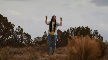 Pantalones estampados Quiksilver usados por Argyle (Eduardo Franco) como se ve en Stranger Things (S04E08)