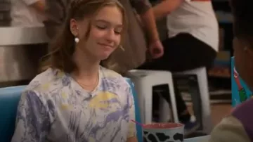 Rails La camiseta de corte de mármol cuadrado usada por Presley (Jayden Bartels) como se ve en Side Hustle (S02E07)