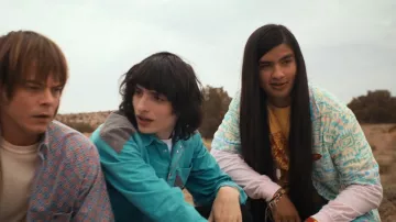 Quiksilver Surfer Boy Tee usado por Argyle (Eduardo Franco) como se ve en Stranger Things (S04E08)