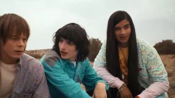 Quiksilver Surfer Boy Tee porté par Argyle (Eduardo Franco) vu dans Stranger Things (S04E08)