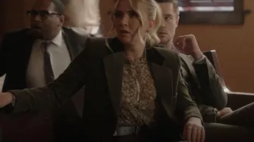B-Low la ceinture Jordana Belt portée par Amanda Carrington (Eliza Bennett) comme vu dans Dynasty (S05E01)