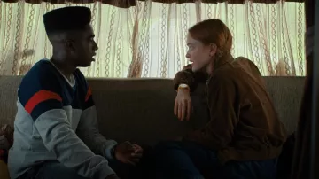 Reloj Swatch en amarillo usado por Max Mayfield (Sadie Sink) como se ve en Stranger Things (S04E08)