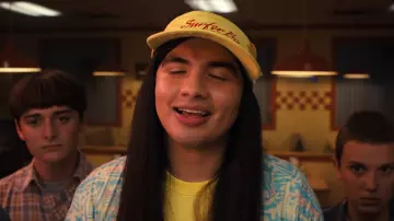 Visière Quiksilver Surfer Boy portée par Argyle (Eduardo Franco) vue dans Stranger Things (S04E09)