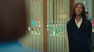 Tahari ASL Chaqueta asimétrica con cinturón Traje de falda usado por Sofía (Mj Rodriguez) como se ve en Loot (S01E01)