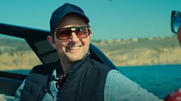 Lunettes de soleil Dita Mach-Eight portées par John Novak (Adam Scott) comme on le voit dans Loot (S01E01)