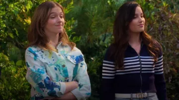 Ag Jeans Mirah Croppped Trucker Jacket porté par Presley (Jayden Bartels) vu dans Side Hustle (S02E09)