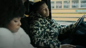 Une veste à capuche imprimée Bathing Ape Camouflage portée par Jacob Latimore (Emmett Washington) vue dans The Chi (S05E01)