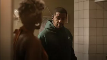 Goody Studios Hoodie porté par Darnell (Rolando Boyce) comme vu dans The Chi (Saison 5 Episode 1)