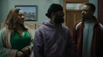 Un sweat à capuche Cold Wall* Corrosion Popover porté par Victor (Luke James) vu dans The Chi (S05E02)
