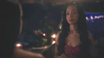 Majorelle Maizie Midi Vestido usado por Tabitha Tate (Erinn Westbrook) como se ve en Riverdale (S06E18)