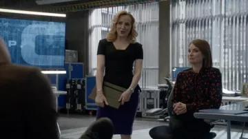 La camisa negra con flores rojas de French Connection usada por Taylor Rentzel (MacKenzie Meehan) en la serie Bull (Temporada 6 Episodio 21)