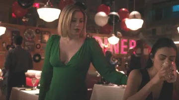 Robe Lindero Reformation portée par Betty Cooper (Lili Reinhart) vue dans Riverdale (S06E18)