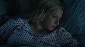 In Bloom By Jonquil Dreamer Stripe Pyjama court porté par Betty Cooper (Lili Reinhart) vu dans Riverdale (S06E17)