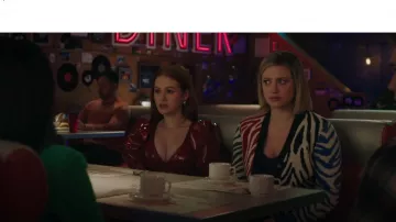 Brooks Brothers Wool Cardigan porté par Betty Cooper (Lili Reinhart) à Riverdale (S06E18)
