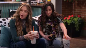 Ted Baker London Puff-Sleeve Floral Top porté par Lex (Jules LeBlanc) vu dans Side Hustle (S02E18)